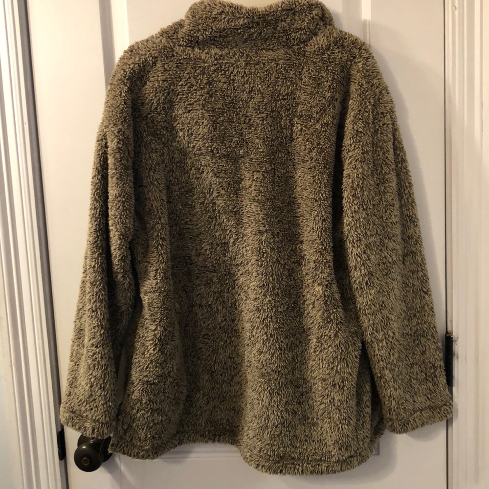 Size medium pullover - Picture 4 of 4